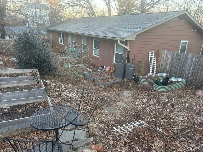 Building Photo - 15 Woodstock Ln