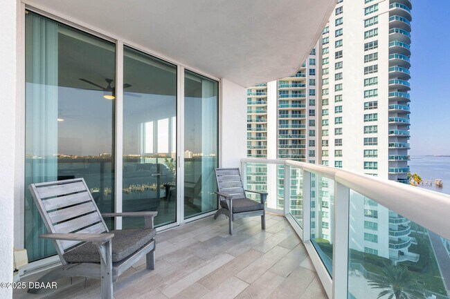 Building Photo - 231 Riverside Dr