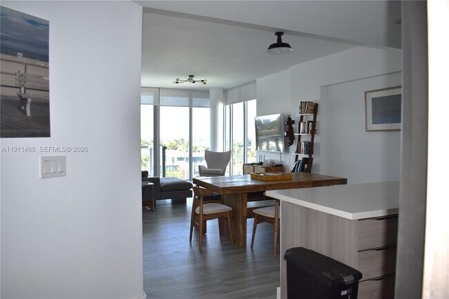 Building Photo - 9940 W Bay Harbor Dr