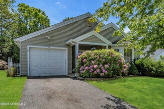 Building Photo - 143 Pine Oak Blvd