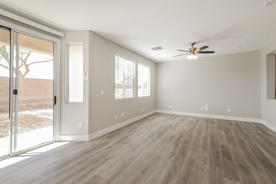 Building Photo - 10673 Mann St