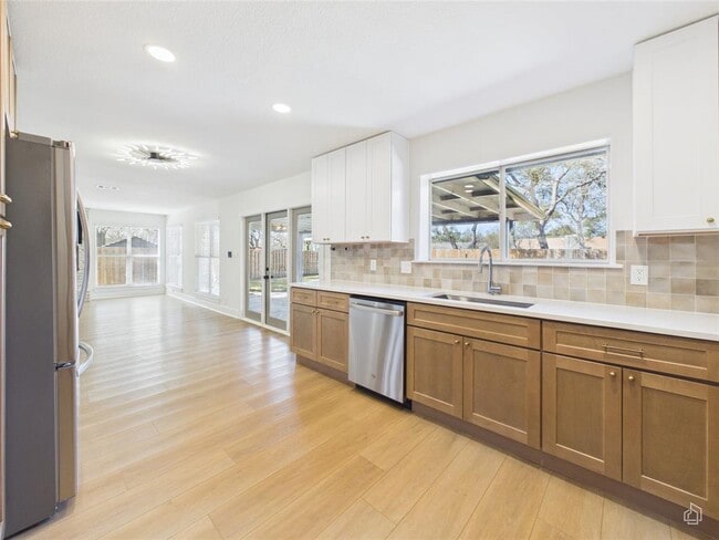 Building Photo - 9400 Longvale Dr