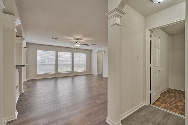 Building Photo - 511 Elm Ridge Dr