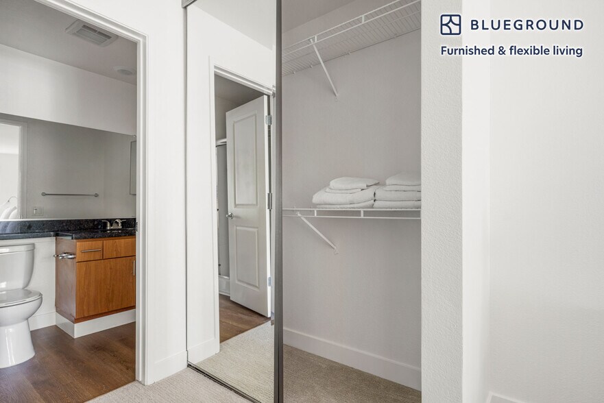 Building Photo - 600 Park View Dr