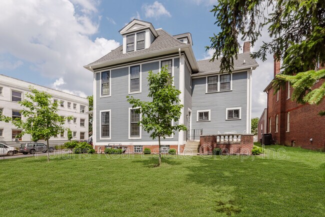 Building Photo - 101 E 14th St