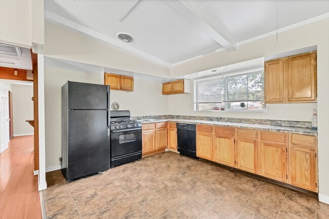 Building Photo - 2440 Castle Dr