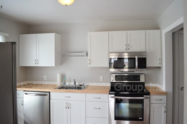 Building Photo - 6057 Rosslyn Ave