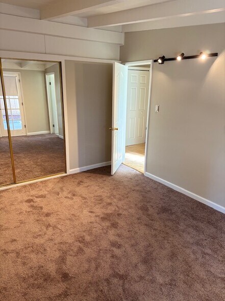 Building Photo - 2528 Rose Way
