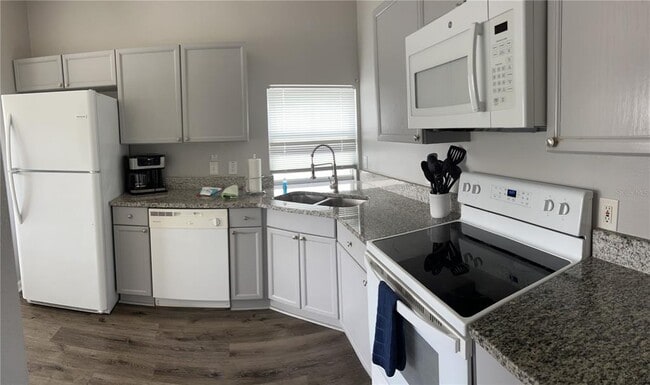 Building Photo - 8121 Fan Palm Way