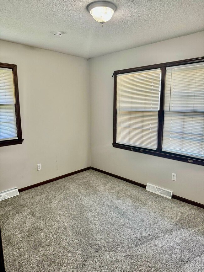 Building Photo - Ditzler Duplex
