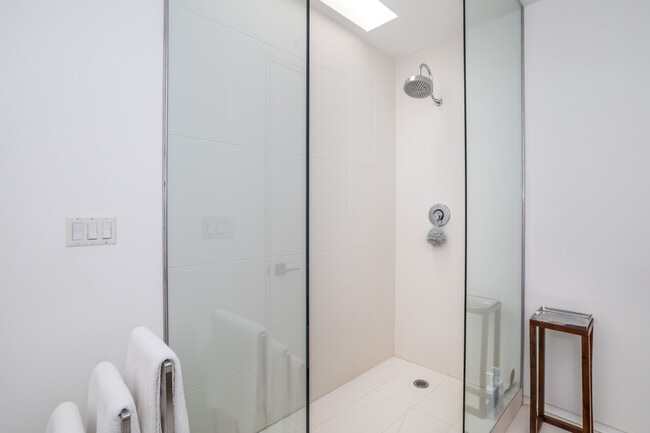 Building Photo - 825 Kings Rd