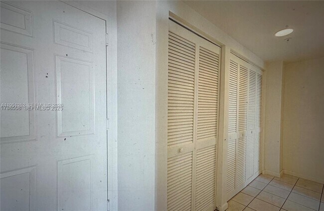 Building Photo - 3020 NE 32nd Ave