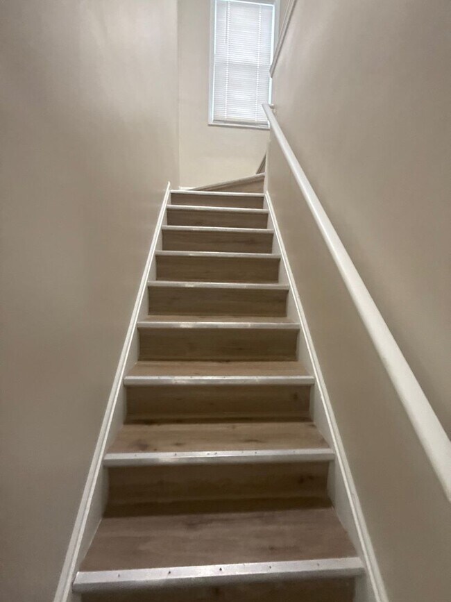 Building Photo - Freshly Renovated 3-Bedroom Home – Quality...