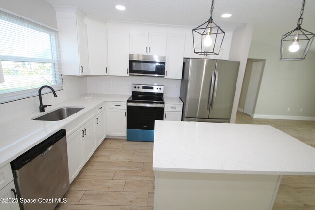 Building Photo - 1561 Rachel Ave SE