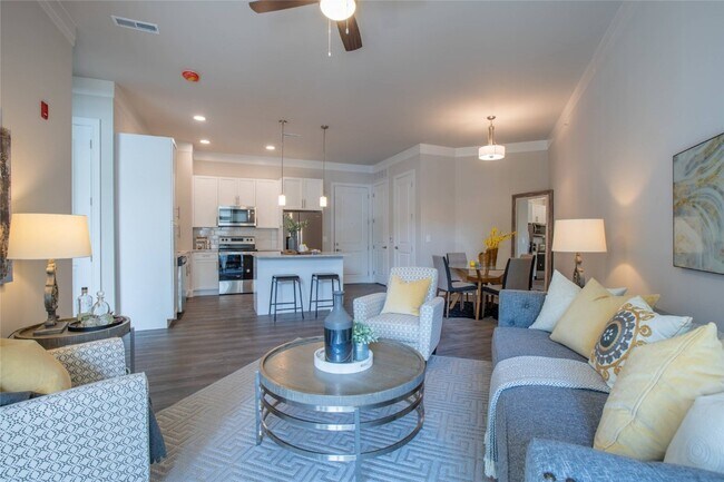 Building Photo - 226 E Lockwood Ave