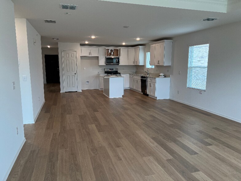 Building Photo - 16044 Isles Dr