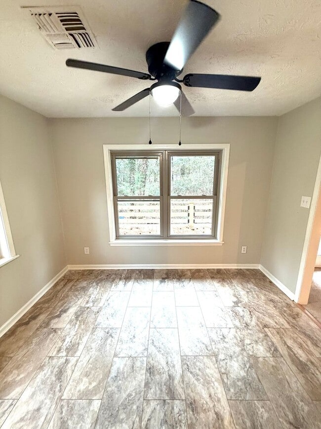 Building Photo - ** 4 Bed 3 Bath located in Prattville ** Call 334-366-9198 to schedule a self-tour