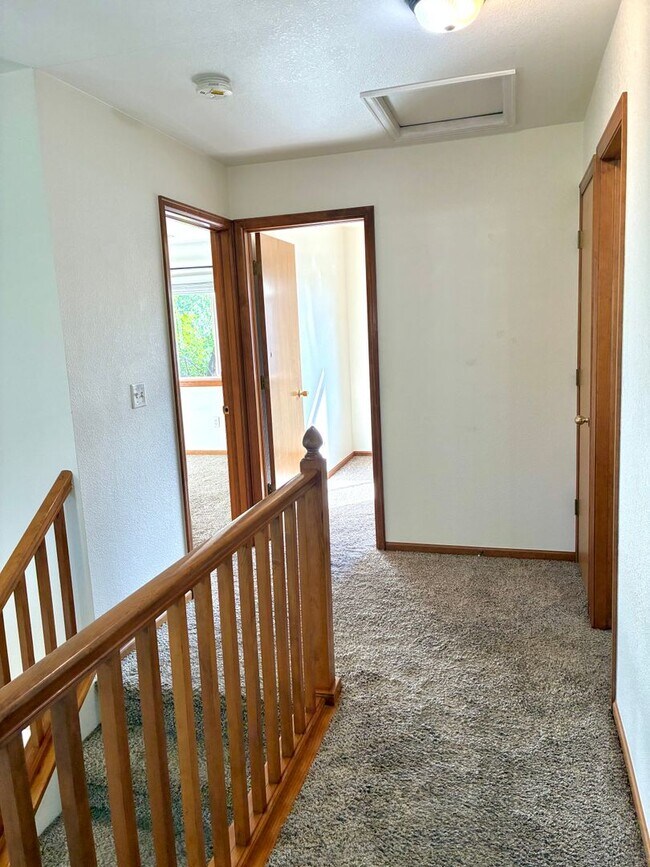 Building Photo - Beautiful 3 bedroom, 2 and 2-1/2 bath Townhome with 2 car attached garage and Finished Basement w...