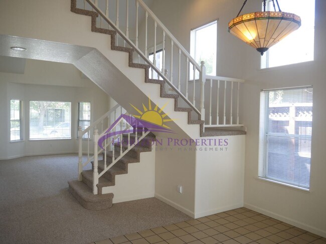 Building Photo - Unique 3 Bed 2.5 Bath 1,971sqft Single Fam...