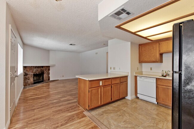 Building Photo - 1ST FLOOR CONDO CLOSE TO SUMMERLIN