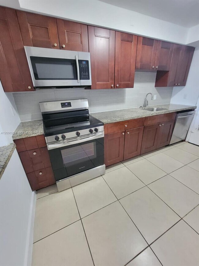 Building Photo - 704 SE 2nd Ave