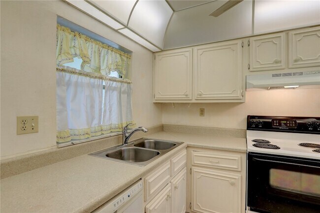 Building Photo - 1100 Ponce De Leon Cir