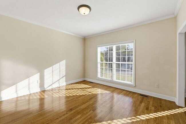 Building Photo - 330 Gardenia Dr