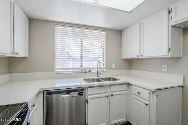 Building Photo - 818 S Westwood