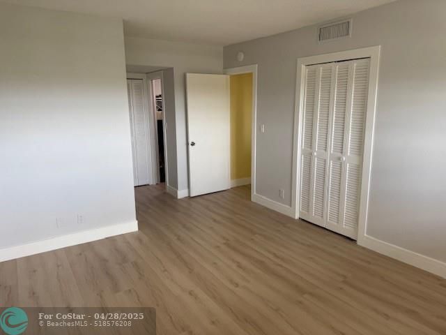 Building Photo - 3150 N Palm Aire Dr