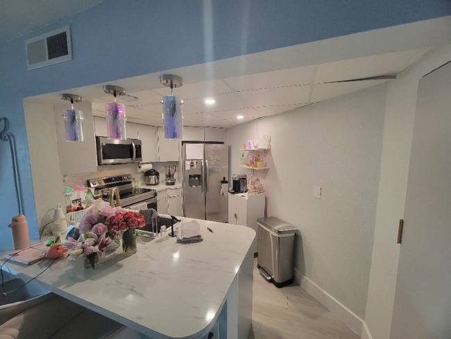 Building Photo - 9415 Fontainebleau Blvd
