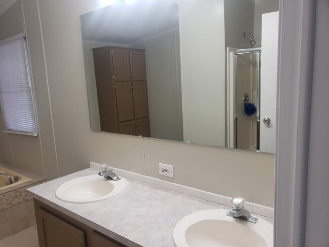 Building Photo - 2084 White Pine M H P Rd