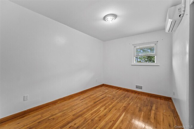 Building Photo - 35 Westwind Rd