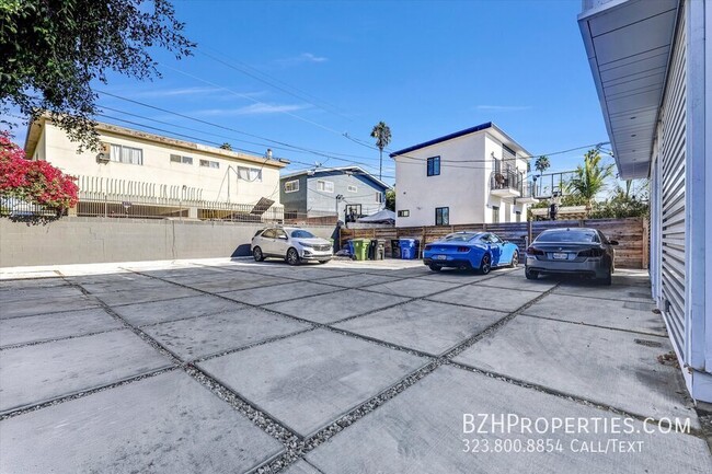 Building Photo - Gorgeous Modern Townhouse In Prime Mid-City