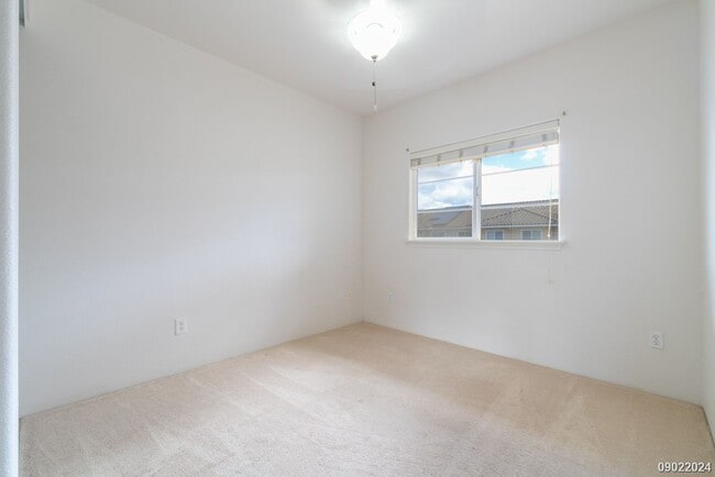 Building Photo - $3,100 / 2br - 2BED 2 BATH TOWNHOUSE IN ME...