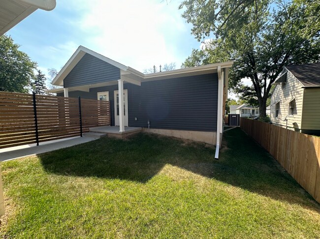 Building Photo - 2 Bedroom/1 Bath Duplex Available For Rent