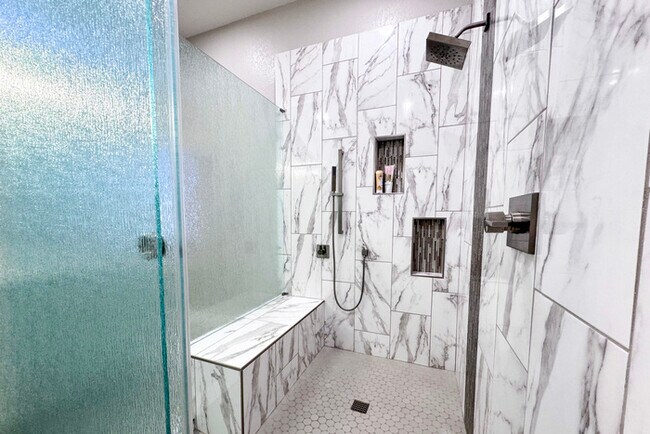 Building Photo - 3Bed/2.5 Ba House in Gated Community in No...