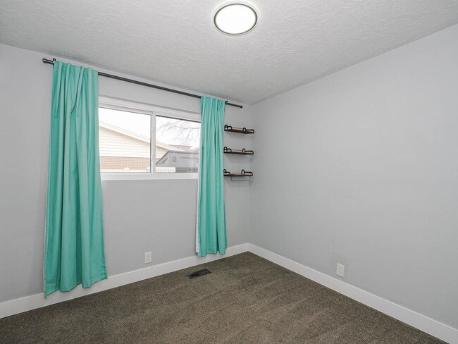 Building Photo - 5 Bedroom, 2.5 Bathrooms Home