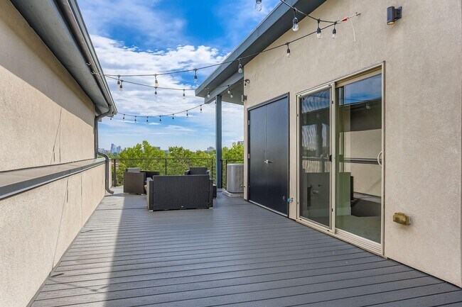 Building Photo - Luxury 3 bed, 3.5 bath Townhome Blocks fro...