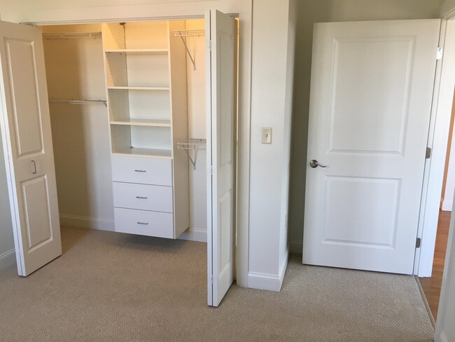 Building Photo - 875 Elm St