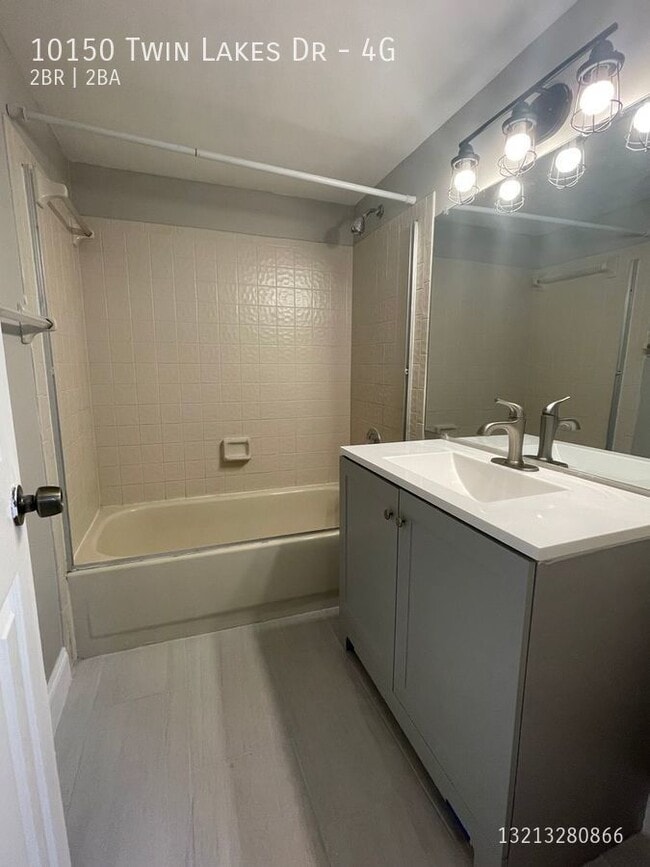 Building Photo - 10150 Twin Lakes Dr