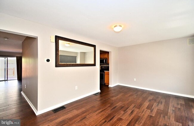 Building Photo - 1055 Balley Dr