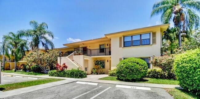Building Photo - 2900 SW 22nd Cir