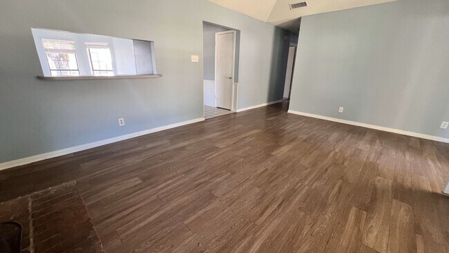 Building Photo - Three Bedroom Cozy Home Recently Remodeled!
