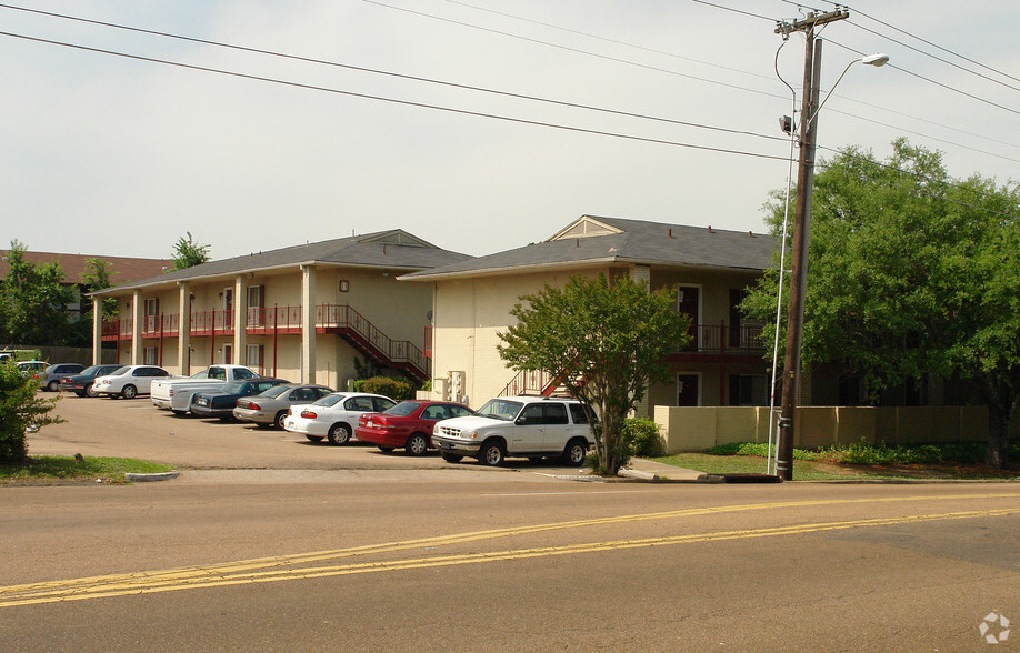 Building Photo - Hallmark Gardens