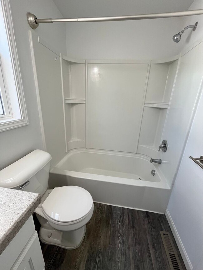 Building Photo - 815 W 11th St