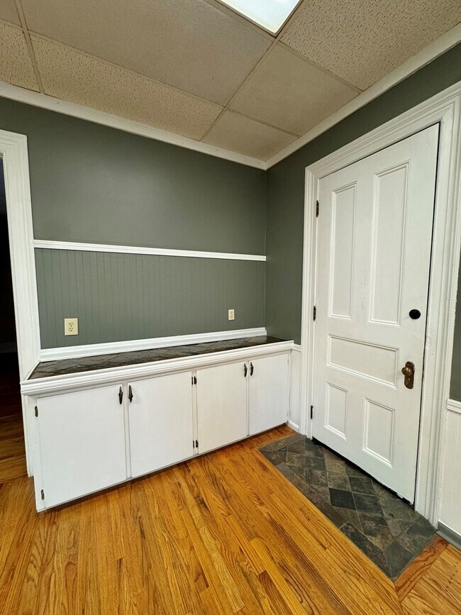 Building Photo - 11 Main St