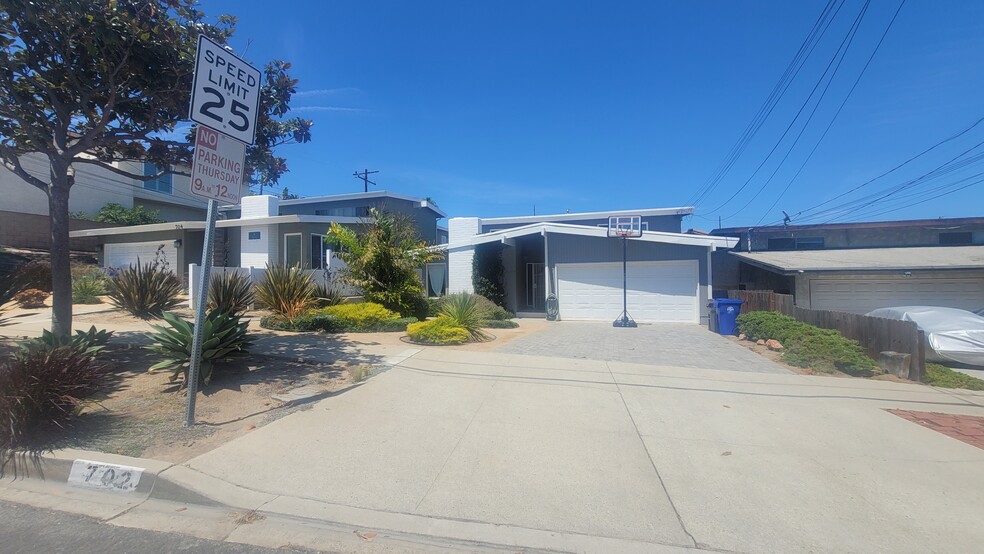 Building Photo - 702 N Paulina Ave