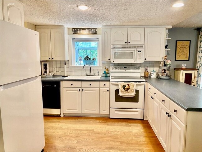 Building Photo - 148 Pine Tree Path