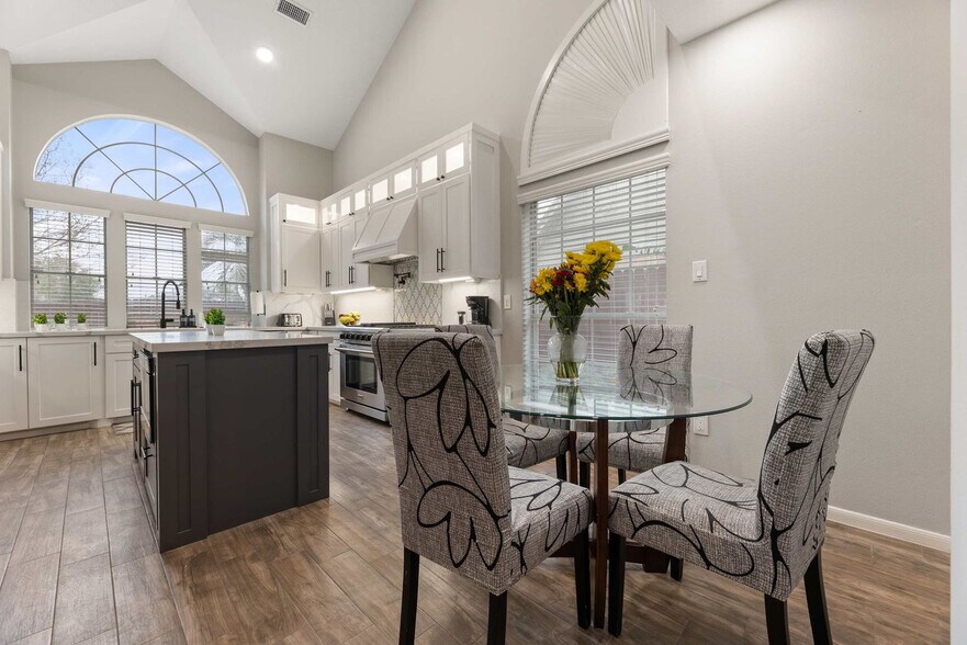 Building Photo - 1905 Navajo Dr