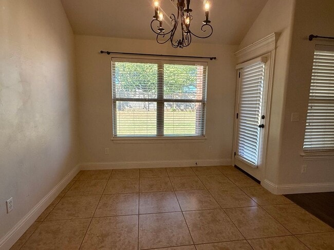 Building Photo - Beautiful 4 Bed, 2 Bath, 3 Car Home in Edm...